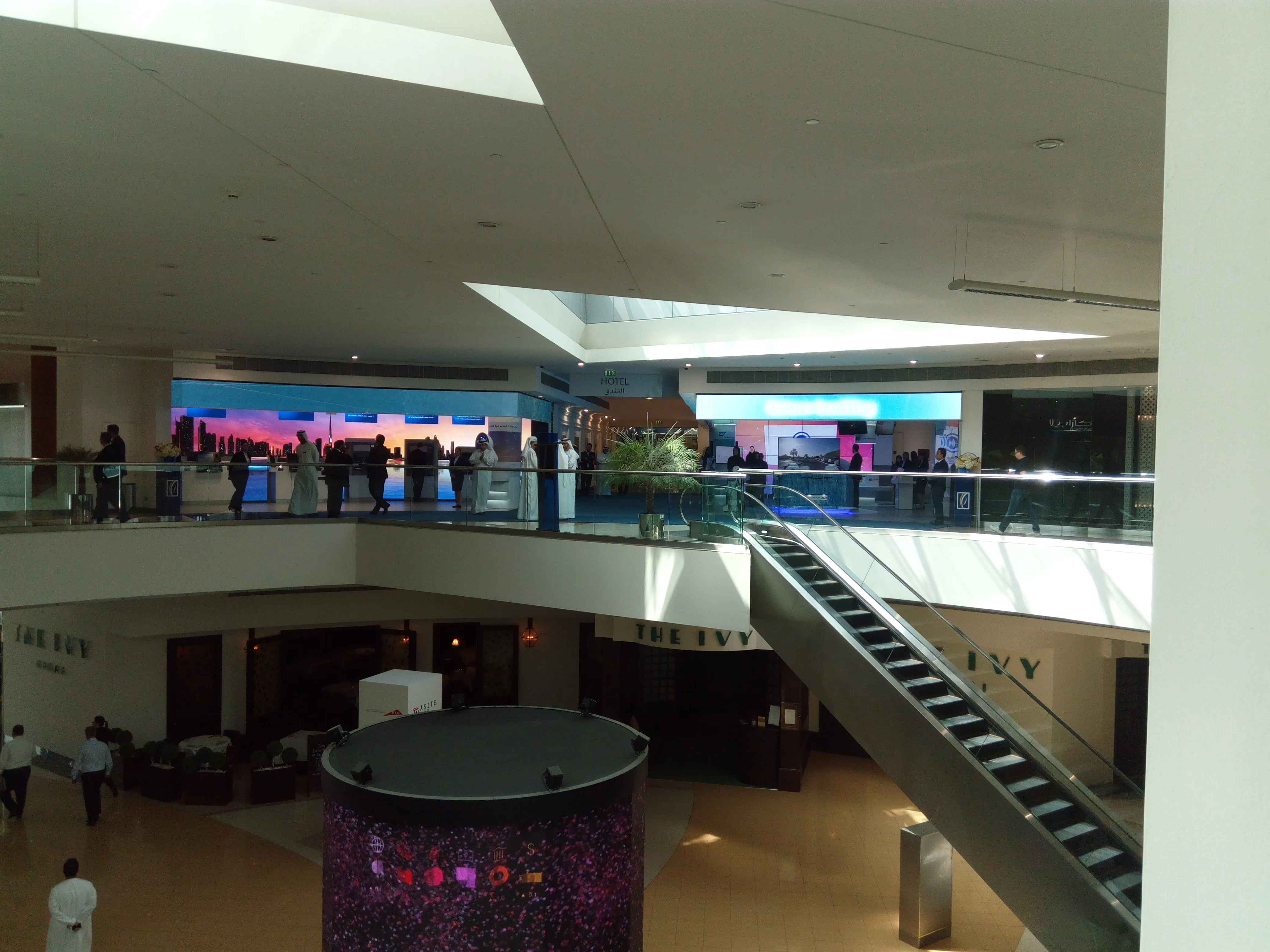 Interior de la sucursal con tecnología integrada